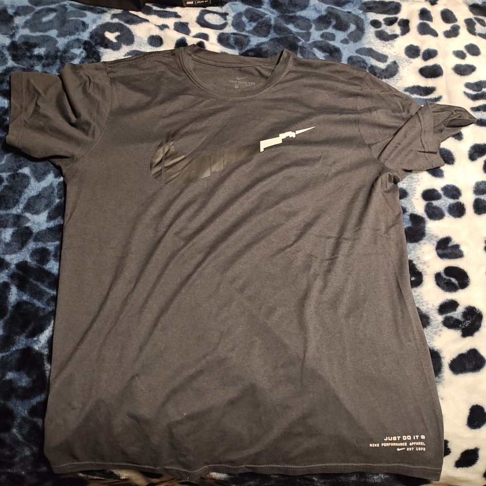 Nike Men’s Charcoal Gray Short Sleeve Graphic Tee